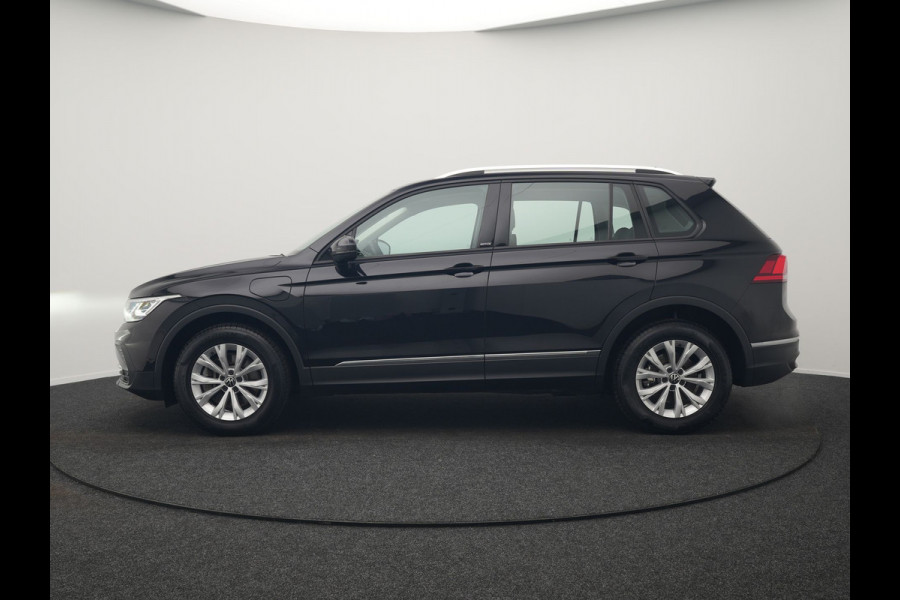 Volkswagen Tiguan 1.4 TSI eHybrid Active Plug In Hybrid 245pk Dealer O.H. PHEV | Adaptive Cruise | 360 Camera | IQ Light | Sportstoelen & Stuur Verwarmd | Apple Carplay | Blis | IQ Drive | Navigatie | Virtual | DAB |