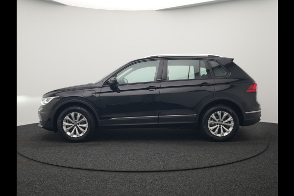 Volkswagen Tiguan 1.4 TSI eHybrid Active Plug In Hybrid 245pk Dealer O.H. PHEV | Adaptive Cruise | 360 Camera | IQ Light | Sportstoelen & Stuur Verwarmd | Apple Carplay | Blis | IQ Drive | Navigatie | Virtual | DAB |