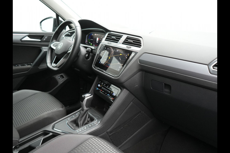 Volkswagen Tiguan 1.4 TSI eHybrid Active Plug In Hybrid 245pk Dealer O.H. PHEV | Adaptive Cruise | 360 Camera | IQ Light | Sportstoelen & Stuur Verwarmd | Apple Carplay | Blis | IQ Drive | Navigatie | Virtual | DAB |