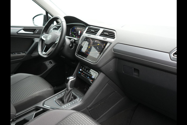 Volkswagen Tiguan 1.4 TSI eHybrid Active Plug In Hybrid 245pk Dealer O.H. PHEV | Adaptive Cruise | 360 Camera | IQ Light | Sportstoelen & Stuur Verwarmd | Apple Carplay | Blis | IQ Drive | Navigatie | Virtual | DAB |