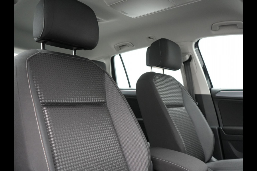 Volkswagen Tiguan 1.4 TSI eHybrid Active Plug In Hybrid 245pk Dealer O.H. PHEV | Adaptive Cruise | 360 Camera | IQ Light | Sportstoelen & Stuur Verwarmd | Apple Carplay | Blis | IQ Drive | Navigatie | Virtual | DAB |