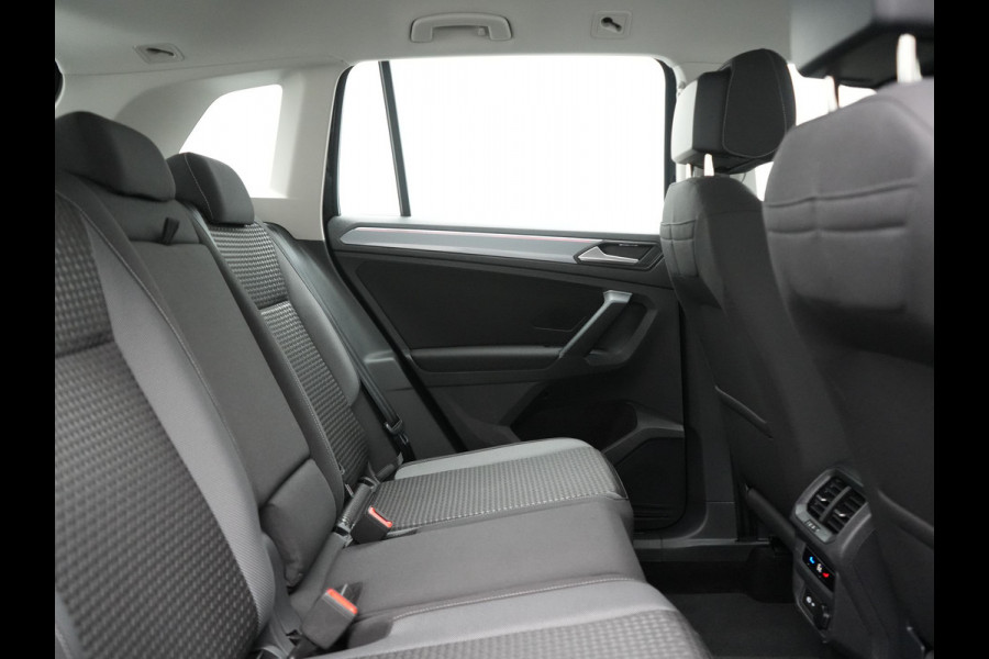 Volkswagen Tiguan 1.4 TSI eHybrid Active Plug In Hybrid 245pk Dealer O.H. PHEV | Adaptive Cruise | 360 Camera | IQ Light | Sportstoelen & Stuur Verwarmd | Apple Carplay | Blis | IQ Drive | Navigatie | Virtual | DAB |