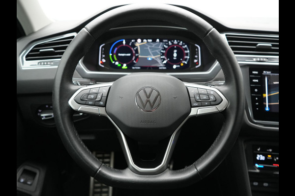 Volkswagen Tiguan 1.4 TSI eHybrid Active Plug In Hybrid 245pk Dealer O.H. PHEV | Adaptive Cruise | 360 Camera | IQ Light | Sportstoelen & Stuur Verwarmd | Apple Carplay | Blis | IQ Drive | Navigatie | Virtual | DAB |