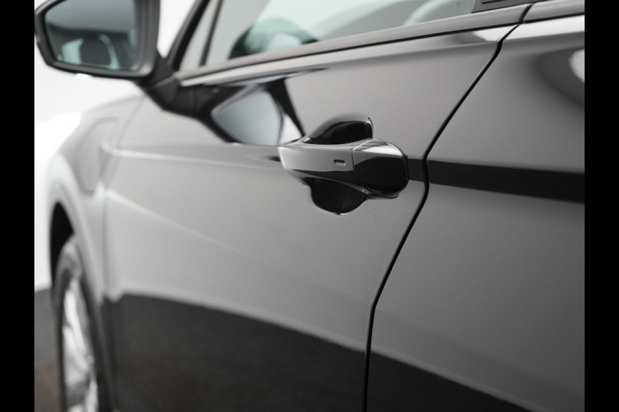 Volkswagen Tiguan 1.4 TSI eHybrid Active Plug In Hybrid 245pk Dealer O.H. PHEV | Adaptive Cruise | 360 Camera | IQ Light | Sportstoelen & Stuur Verwarmd | Apple Carplay | Blis | IQ Drive | Navigatie | Virtual | DAB |