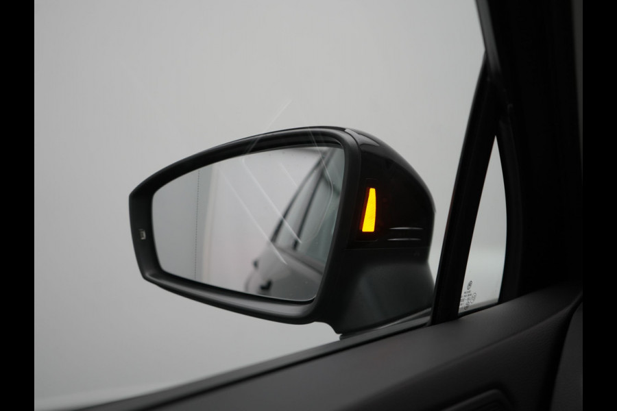 Volkswagen Tiguan 1.4 TSI eHybrid Active Plug In Hybrid 245pk Dealer O.H. PHEV | Adaptive Cruise | 360 Camera | IQ Light | Sportstoelen & Stuur Verwarmd | Apple Carplay | Blis | IQ Drive | Navigatie | Virtual | DAB |