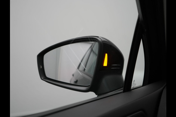 Volkswagen Tiguan 1.4 TSI eHybrid Active Plug In Hybrid 245pk Dealer O.H. PHEV | Adaptive Cruise | 360 Camera | IQ Light | Sportstoelen & Stuur Verwarmd | Apple Carplay | Blis | IQ Drive | Navigatie | Virtual | DAB |