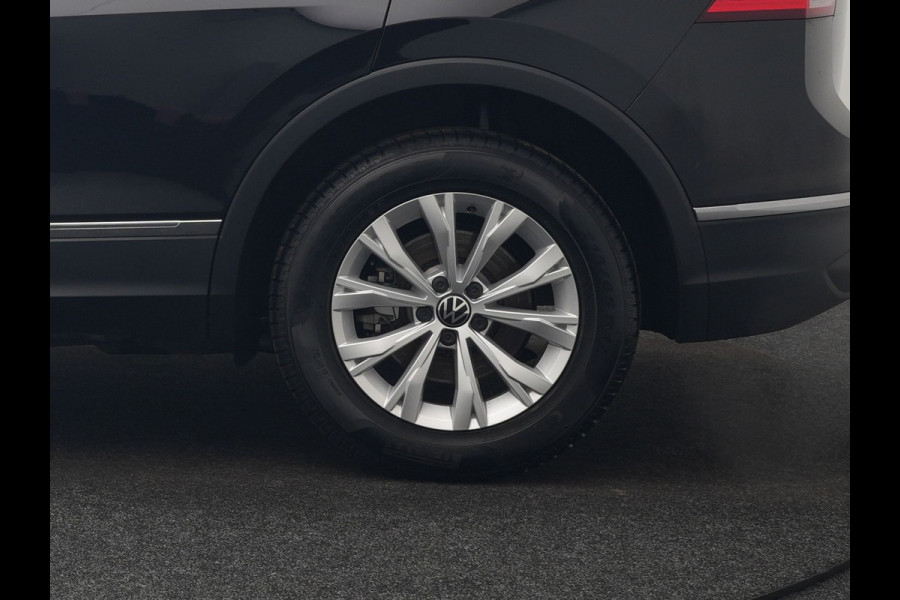 Volkswagen Tiguan 1.4 TSI eHybrid Active Plug In Hybrid 245pk Dealer O.H. PHEV | Adaptive Cruise | 360 Camera | IQ Light | Sportstoelen & Stuur Verwarmd | Apple Carplay | Blis | IQ Drive | Navigatie | Virtual | DAB |