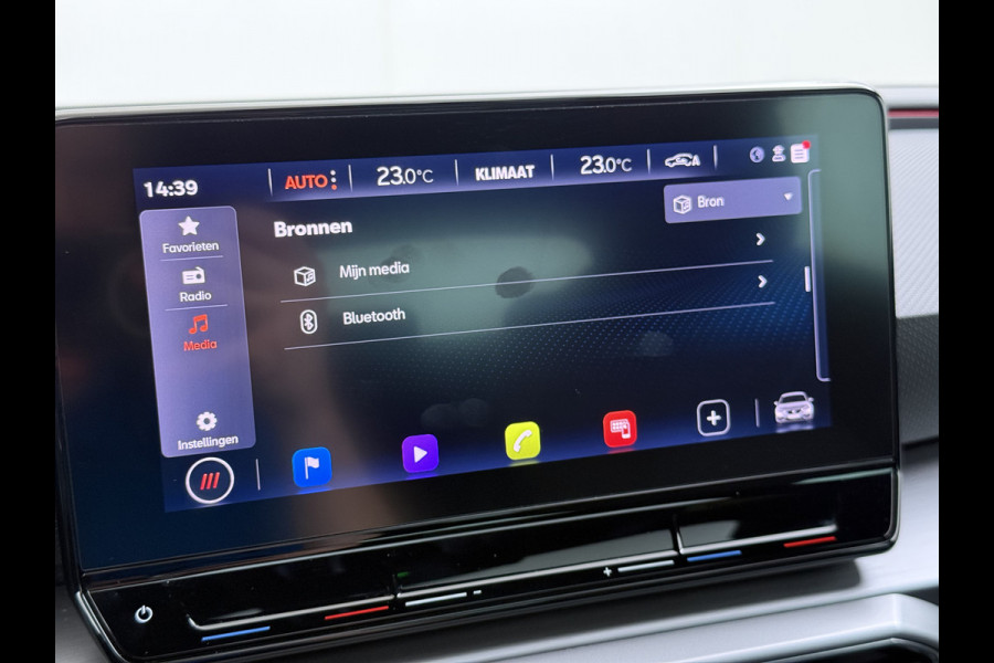 Seat Leon 1.5TSI 150PK FR Launch Edition Trekhaak Panoramadak Park+Side Assist Navi Ecc Adap.Cruise Control Pdc Apple Carplay Android Auto DAB Bleutooth Lmv Airco separaat achter Led Origineel Nederlandse Auto