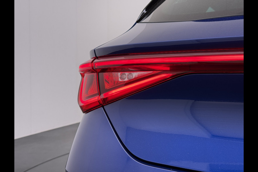 Seat Leon 1.5TSI 150PK FR Launch Edition Trekhaak Panoramadak Park+Side Assist Navi Ecc Adap.Cruise Control Pdc Apple Carplay Android Auto DAB Bleutooth Lmv Airco separaat achter Led Origineel Nederlandse Auto