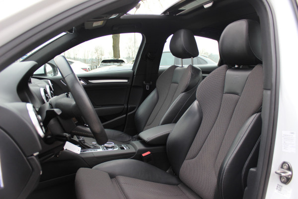 Audi A3 Limousine 35 TFSI CoD Sport S Line Edition / Panoramadak / Virtual Cockpit / Half leder / Navigatie / 18'' / Stoelverwarming / DAB / Cruise Control