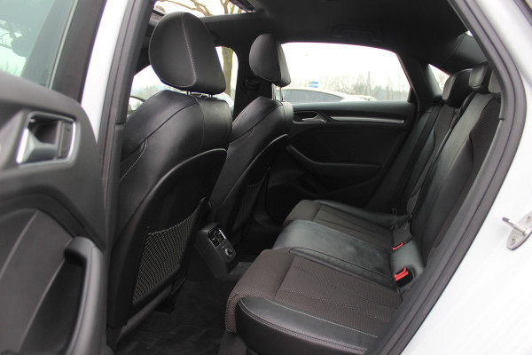 Audi A3 Limousine 35 TFSI CoD Sport S Line Edition / Panoramadak / Virtual Cockpit / Half leder / Navigatie / 18'' / Stoelverwarming / DAB / Cruise Control
