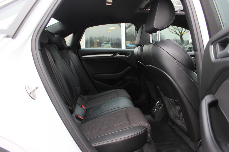 Audi A3 Limousine 35 TFSI CoD Sport S Line Edition / Panoramadak / Virtual Cockpit / Half leder / Navigatie / 18'' / Stoelverwarming / DAB / Cruise Control