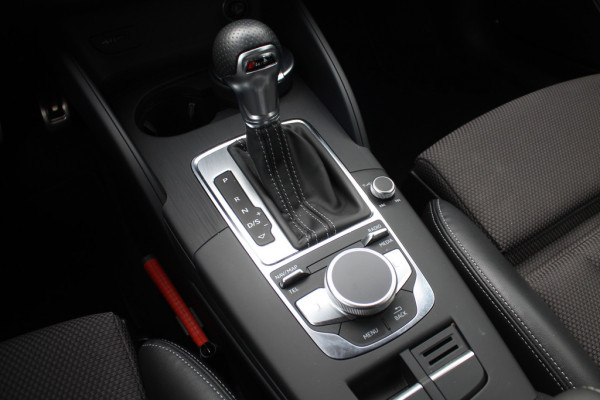 Audi A3 Limousine 35 TFSI CoD Sport S Line Edition / Panoramadak / Virtual Cockpit / Half leder / Navigatie / 18'' / Stoelverwarming / DAB / Cruise Control