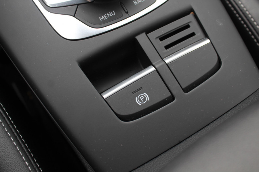Audi A3 Limousine 35 TFSI CoD Sport S Line Edition / Panoramadak / Virtual Cockpit / Half leder / Navigatie / 18'' / Stoelverwarming / DAB / Cruise Control