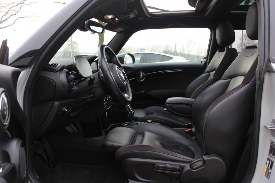 MINI Mini Electric Business Edition 33 kWh / Panoramadak / Leder / Keyless / 17'' / CarPlay / Navigatie / Stuur+Stoelverwarming / Cruise Control / LED Koplampen