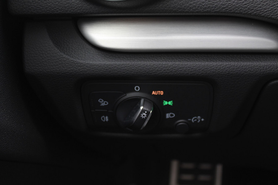 Audi A3 Limousine 35 TFSI CoD Sport S Line Edition / Panoramadak / Virtual Cockpit / Half leder / Navigatie / 18'' / Stoelverwarming / DAB / Cruise Control