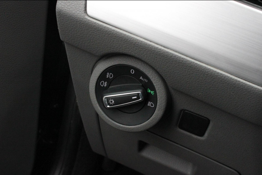 Volkswagen Transporter 2.0 TDI L2H1 150PK JB- EDITION DSG / PDC / VERLAGINGSVEREN / LEDEREN BEKLEDING / FULL / APPLE CARPLAY /NAVI