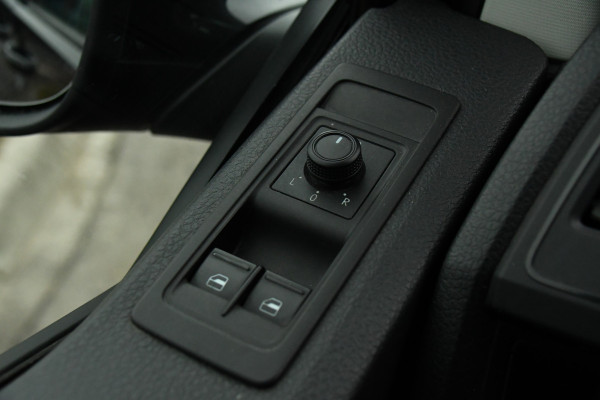 Volkswagen Transporter 2.0 TDI L2H1 Highline Cruise, Carplay, LED, 150pk, 2 x Schuifdeur,  Automaat, Trekhaak, Uniek!