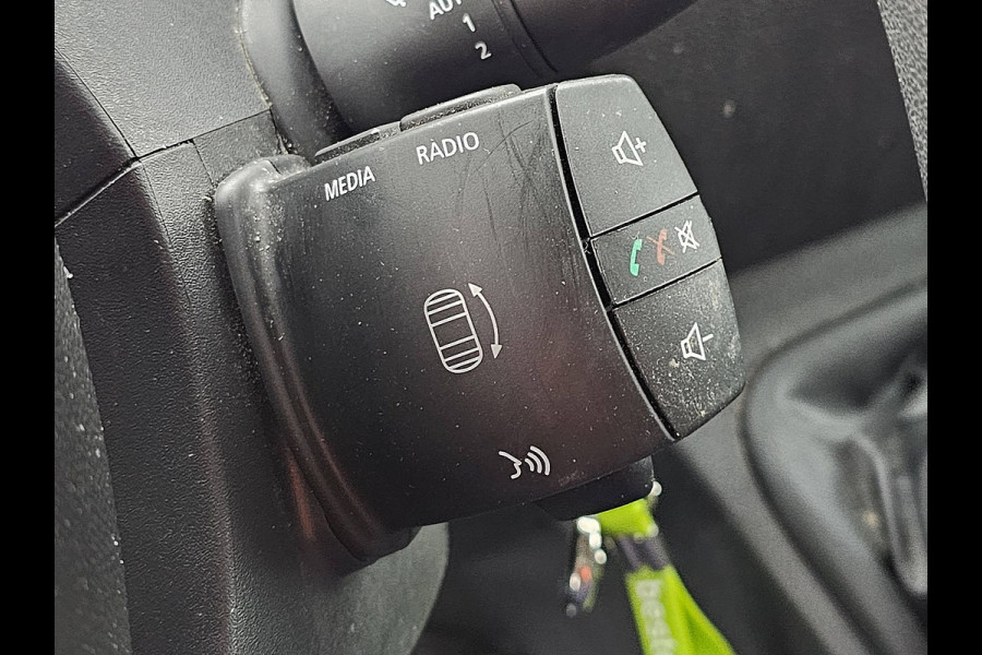 Renault Master T33 2.3 dCi 135 L2H2 airco navi, pdc, trekhaak