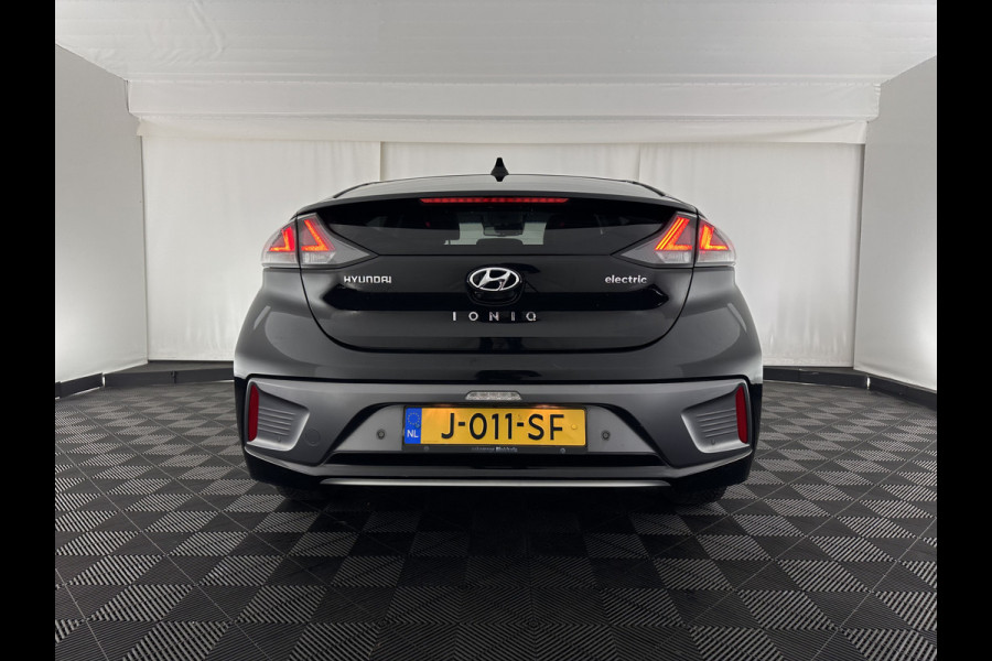 Hyundai IONIQ Comfort EV 38 kWh {SOH-100%} (INCL.BTW) *FULL-LED | ADAPTIVE-CRUISE | CAMERA | KEYLESS | DAB+ | NAVI-FULLMAP | HEATED-COMFORTSEATS | PRIVACY-GLASS | ECC | PDC | 16''ALU*
