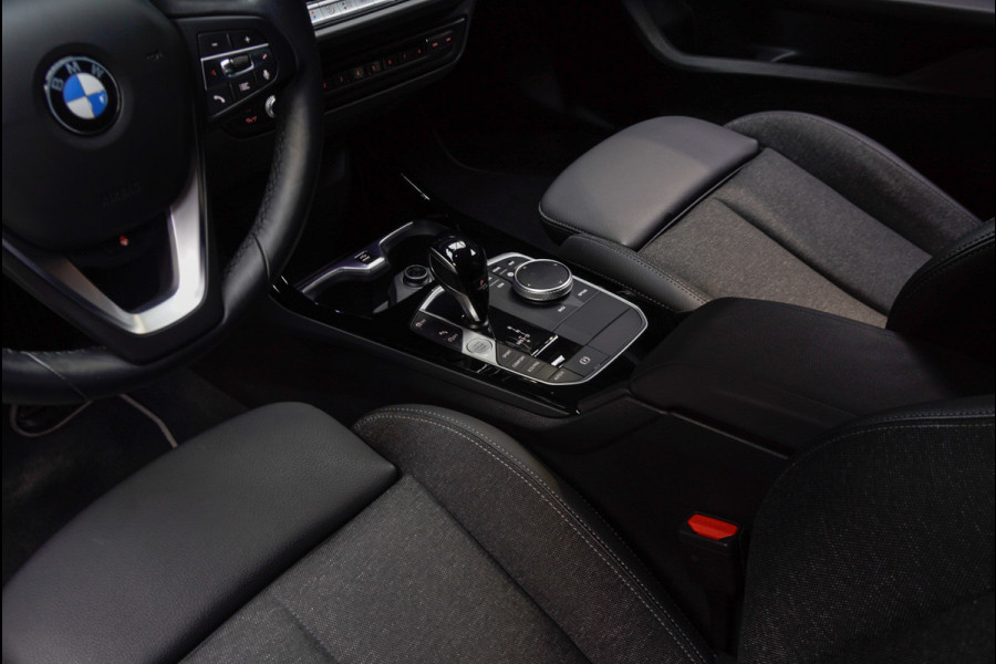 BMW 1-serie 118i Aut. Leer Navi ACC Elektr. bedienbare achterklep Camera Zwarte hemelbekl. Virtual Climate PDC LM velgen BTW auto