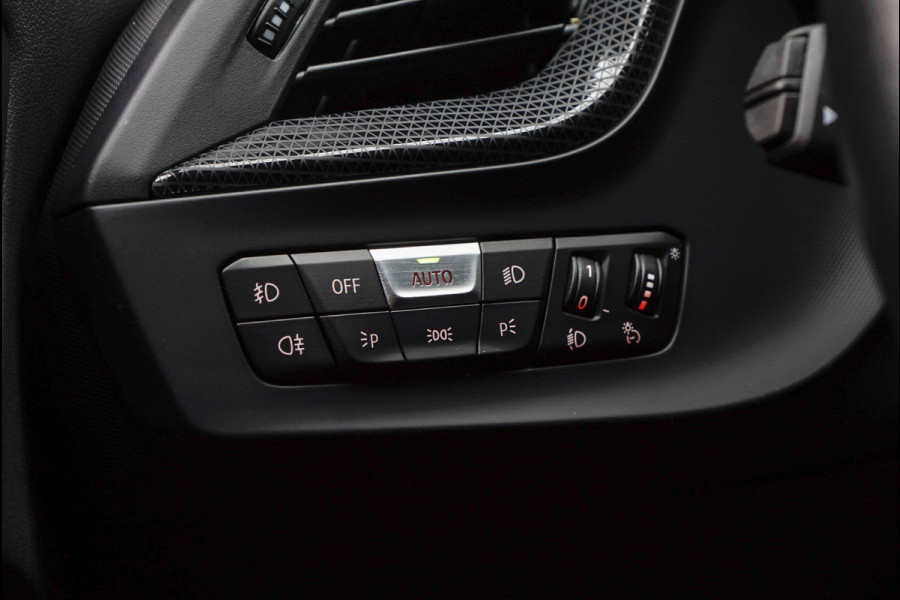 BMW 1-serie 118i Aut. Leer Navi ACC Elektr. bedienbare achterklep Camera Zwarte hemelbekl. Virtual Climate PDC LM velgen BTW auto