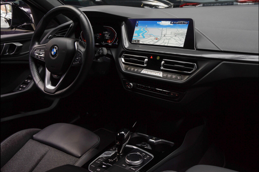 BMW 1-serie 118i Aut. Leer Navi ACC Elektr. bedienbare achterklep Camera Zwarte hemelbekl. Virtual Climate PDC LM velgen BTW auto