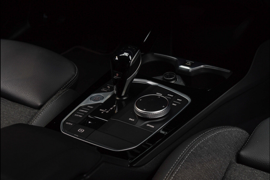 BMW 1-serie 118i Aut. Leer Navi ACC Elektr. bedienbare achterklep Camera Zwarte hemelbekl. Virtual Climate PDC LM velgen BTW auto