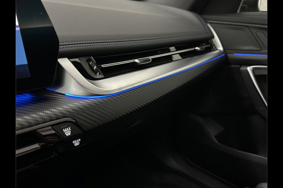 BMW X1 18i M-Sport Performance-Pack | Panorama | Sportstoelen | Carbon | Keyless-Entry | Sfeerverlichting | Achteruitrij-Camera | 5x op voorraad | Carplay | Full-LED | Black-Optic | Getint Glas | Stoelverwarming | Draadloos Laden |