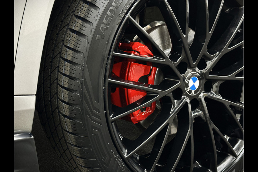 BMW X1 18i M-Sport Performance-Pack | Panorama | Sportstoelen | Carbon | Keyless-Entry | Sfeerverlichting | Achteruitrij-Camera | 5x op voorraad | Carplay | Full-LED | Black-Optic | Getint Glas | Stoelverwarming | Draadloos Laden |