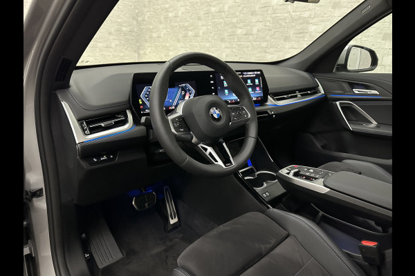 BMW X1 18i M-Sport Performance-Pack | Panorama | Sportstoelen | Carbon | Keyless-Entry | Sfeerverlichting | Achteruitrij-Camera | 5x op voorraad | Carplay | Full-LED | Black-Optic | Getint Glas | Stoelverwarming | Draadloos Laden |