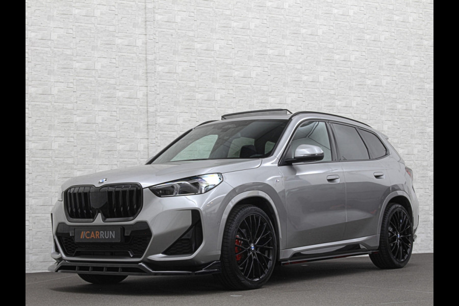 BMW X1 18i M-Sport Performance-Pack | Panorama | Sportstoelen | Carbon | Keyless-Entry | Sfeerverlichting | Achteruitrij-Camera | 5x op voorraad | Carplay | Full-LED | Black-Optic | Getint Glas | Stoelverwarming | Draadloos Laden |