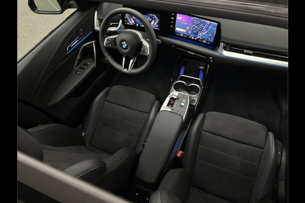 BMW X1 18i M-Sport Performance-Pack | Panorama | Sportstoelen | Carbon | Keyless-Entry | Sfeerverlichting | Achteruitrij-Camera | 5x op voorraad | Carplay | Full-LED | Black-Optic | Getint Glas | Stoelverwarming | Draadloos Laden |
