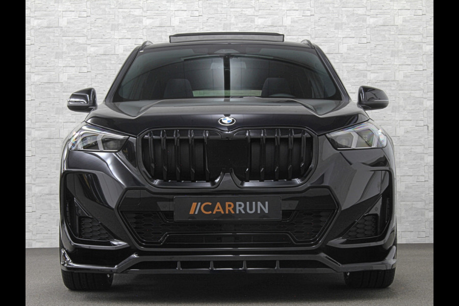 BMW X1 18i M-Sport Performance-Pack | Panorama | Sportstoelen | Carbon | Keyless-Entry | Sfeerverlichting | Achteruitrij-Camera | 5x op voorraad | Carplay | Full-LED | Black-Optic | Getint Glas | Stoelverwarming | Draadloos Laden |