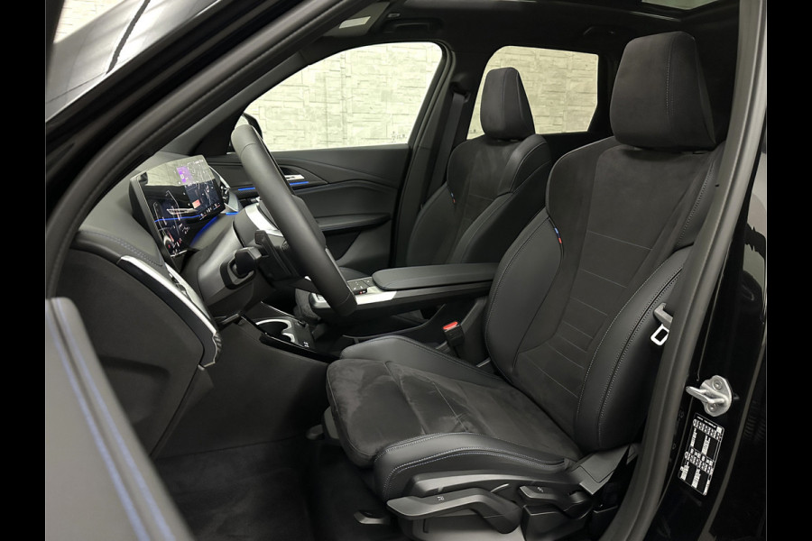 BMW X1 18i M-Sport Performance-Pack | Panorama | Sportstoelen | Carbon | Keyless-Entry | Sfeerverlichting | Achteruitrij-Camera | 5x op voorraad | Carplay | Full-LED | Black-Optic | Getint Glas | Stoelverwarming | Draadloos Laden |