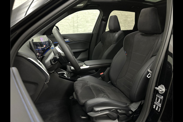 BMW X1 18i M-Sport Performance-Pack | Panorama | Sportstoelen | Carbon | Keyless-Entry | Sfeerverlichting | Achteruitrij-Camera | 5x op voorraad | Carplay | Full-LED | Black-Optic | Getint Glas | Stoelverwarming | Draadloos Laden |