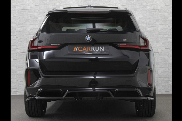 BMW X1 18i M-Sport Performance-Pack | Panorama | Sportstoelen | Carbon | Keyless-Entry | Sfeerverlichting | Achteruitrij-Camera | 5x op voorraad | Carplay | Full-LED | Black-Optic | Getint Glas | Stoelverwarming | Draadloos Laden |