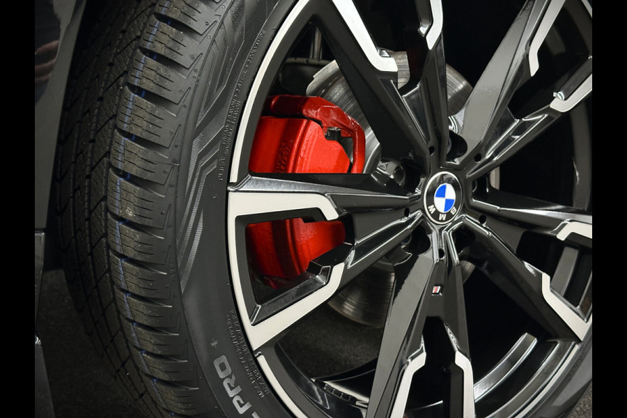 BMW X1 18i M-Sport Performance-Pack | Panorama | Sportstoelen | Carbon | Keyless-Entry | Sfeerverlichting | Achteruitrij-Camera | 5x op voorraad | Carplay | Full-LED | Black-Optic | Getint Glas | Stoelverwarming | Draadloos Laden |