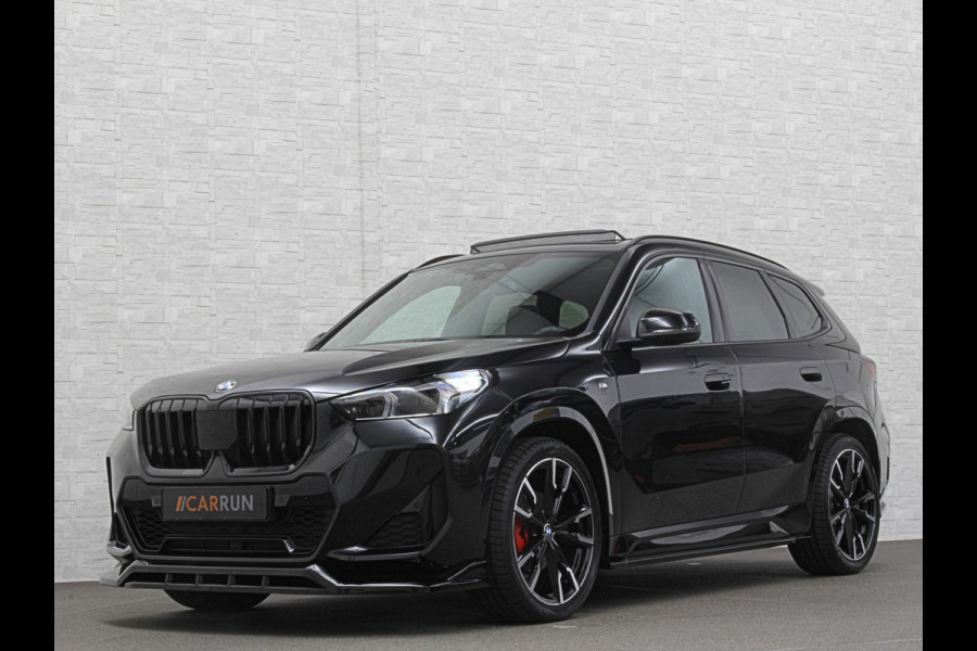 BMW X1 18i M-Sport Performance-Pack | Panorama | Sportstoelen | Carbon | Keyless-Entry | Sfeerverlichting | Achteruitrij-Camera | 5x op voorraad | Carplay | Full-LED | Black-Optic | Getint Glas | Stoelverwarming | Draadloos Laden |