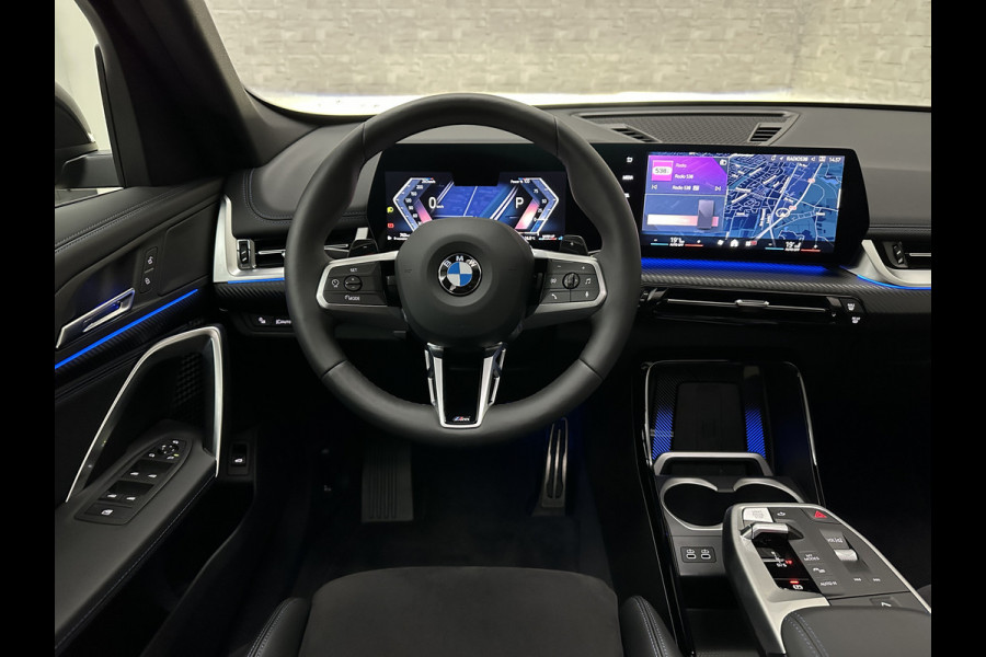 BMW X1 18i M-Sport Performance-Pack | Panorama | Sportstoelen | Carbon | Keyless-Entry | Sfeerverlichting | Achteruitrij-Camera | 5x op voorraad | Carplay | Full-LED | Black-Optic | Getint Glas | Stoelverwarming | Draadloos Laden |