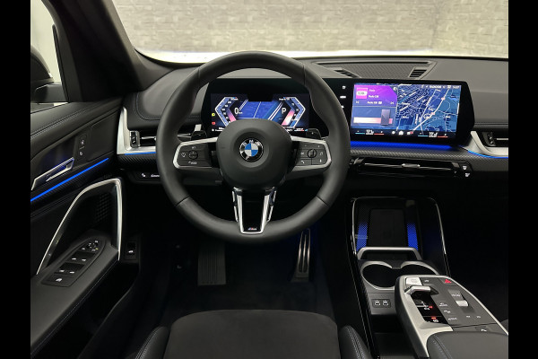 BMW X1 18i M-Sport Performance-Pack | Panorama | Sportstoelen | Carbon | Keyless-Entry | Sfeerverlichting | Achteruitrij-Camera | 5x op voorraad | Carplay | Full-LED | Black-Optic | Getint Glas | Stoelverwarming | Draadloos Laden |