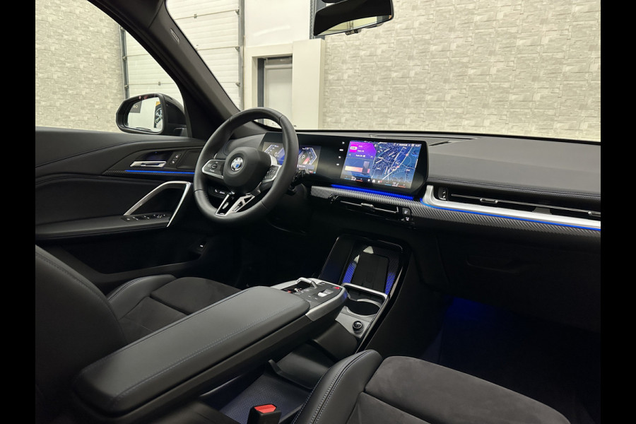 BMW X1 18i M-Sport Performance-Pack | Panorama | Sportstoelen | Carbon | Keyless-Entry | Sfeerverlichting | Achteruitrij-Camera | 5x op voorraad | Carplay | Full-LED | Black-Optic | Getint Glas | Stoelverwarming | Draadloos Laden |