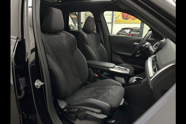 BMW X1 18i M-Sport Performance-Pack | Panorama | Sportstoelen | Carbon | Keyless-Entry | Sfeerverlichting | Achteruitrij-Camera | 5x op voorraad | Carplay | Full-LED | Black-Optic | Getint Glas | Stoelverwarming | Draadloos Laden |