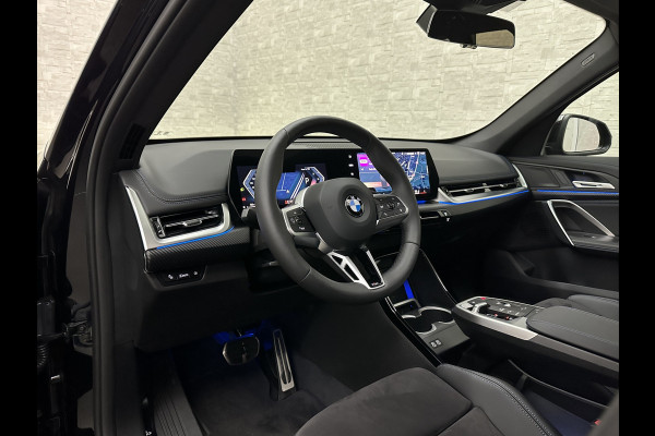 BMW X1 18i M-Sport Performance-Pack | Panorama | Sportstoelen | Carbon | Keyless-Entry | Sfeerverlichting | Achteruitrij-Camera | 5x op voorraad | Carplay | Full-LED | Black-Optic | Getint Glas | Stoelverwarming | Draadloos Laden |
