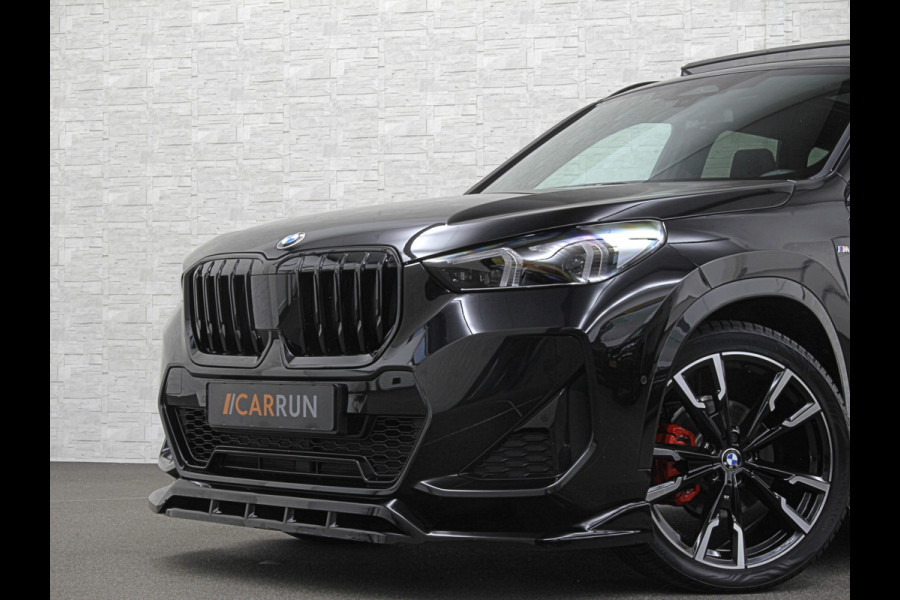 BMW X1 18i M-Sport Performance-Pack | Panorama | Sportstoelen | Carbon | Keyless-Entry | Sfeerverlichting | Achteruitrij-Camera | 5x op voorraad | Carplay | Full-LED | Black-Optic | Getint Glas | Stoelverwarming | Draadloos Laden |