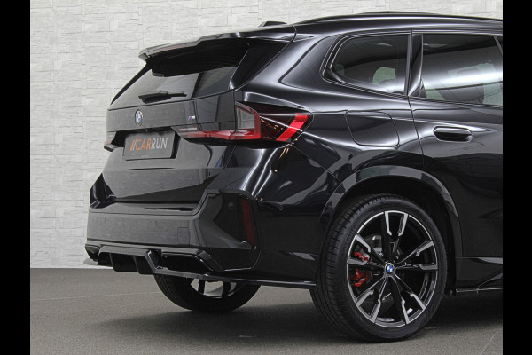 BMW X1 18i M-Sport Performance-Pack | Panorama | Sportstoelen | Carbon | Keyless-Entry | Sfeerverlichting | Achteruitrij-Camera | 5x op voorraad | Carplay | Full-LED | Black-Optic | Getint Glas | Stoelverwarming | Draadloos Laden |