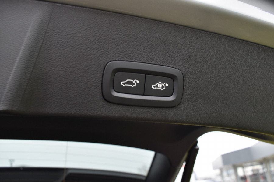 Volvo EX40 Extended Range 252PK Plus 82 kWh | Trekhaak | Elektr. Stoel | Camera | Stuurverwarming | ACC