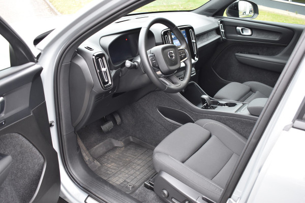 Volvo EX40 Extended Range 252PK Plus 82 kWh | Trekhaak | Elektr. Stoel | Camera | Stuurverwarming | ACC