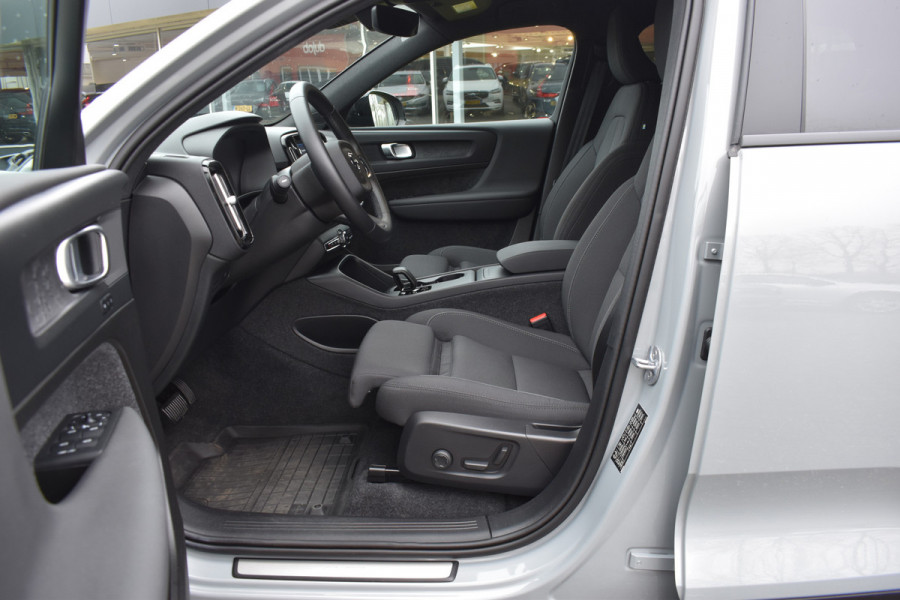 Volvo EX40 Extended Range 252PK Plus 82 kWh | Trekhaak | Elektr. Stoel | Camera | Stuurverwarming | ACC