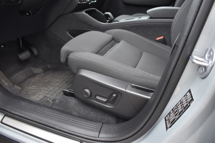 Volvo EX40 Extended Range 252PK Plus 82 kWh | Trekhaak | Elektr. Stoel | Camera | Stuurverwarming | ACC